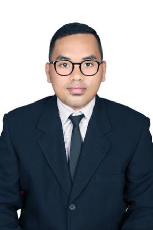 Bir yigit hojatxonada bir qizga josuslik qilmoqda Men Dnepropetrovsk viloyati, Volnogorsk shahridan fohisha qidiryapman.